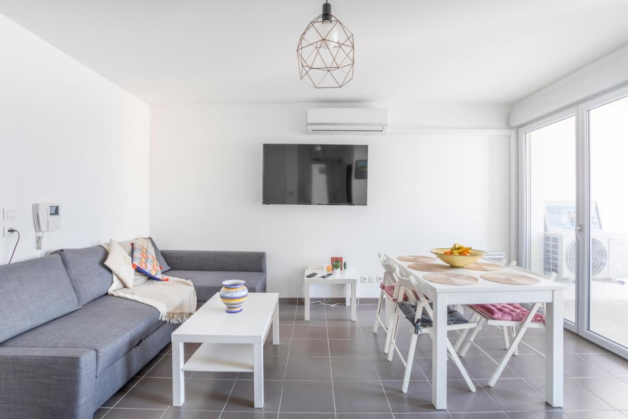 New Joliette Comfortable Well Located With Private Parking Appartement